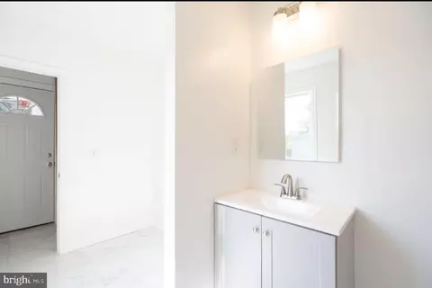 Entry Way - 8 Eakin St, Salem, NJ 08079 photo 2 of 8