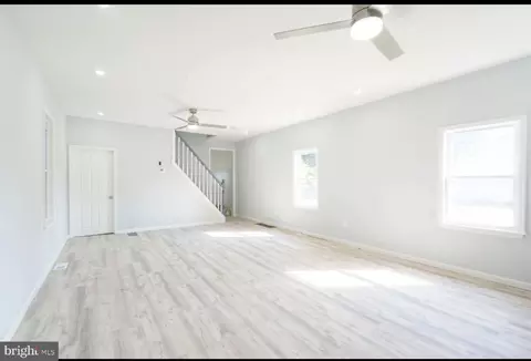 Living - 8 Eakin St, Salem, NJ 08079 photo 2 of 3