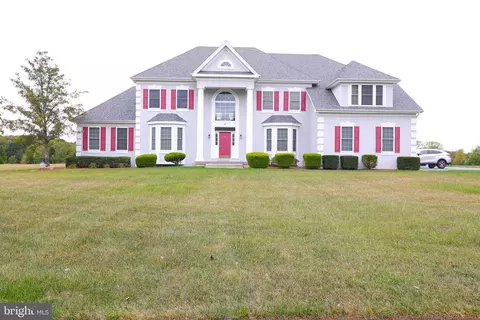 2 Edgewood Dr, Pittsgrove, NJ 08318