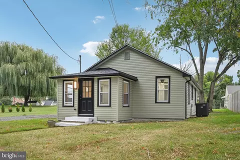 12 Castle Dr, Pennsville, NJ 08070