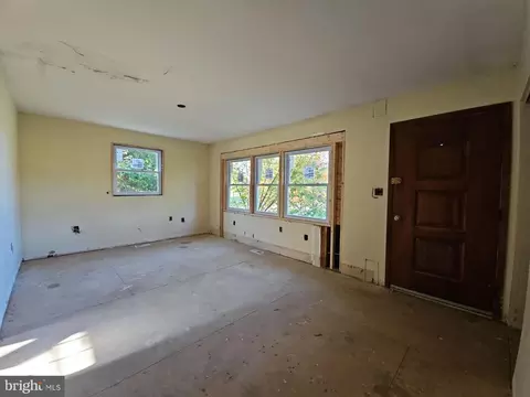 Living - 25 Timberman Rd, Woodstown, NJ 08098 photo 1 of 2