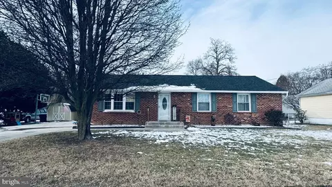 37 University Dr, Pennsville, NJ 08070