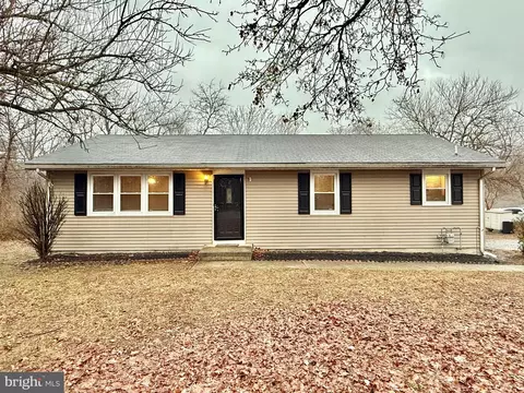 62 Wallace St, Elmer, NJ 08318