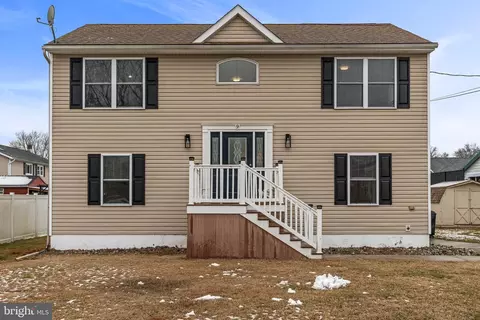 9 Holly Dr, Pennsville, NJ 08070