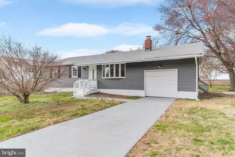99 Delaware Dr, Pennsville, NJ 08070