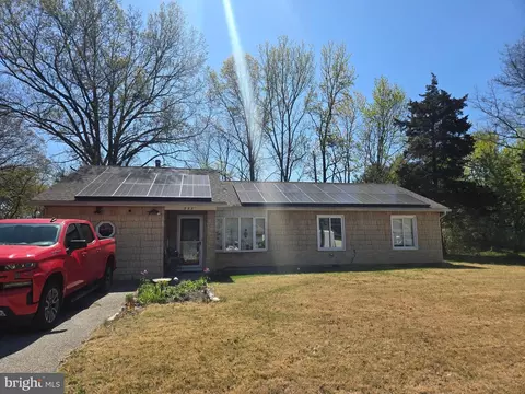 111 Wisteria Ln, Carneys Point, NJ 08069