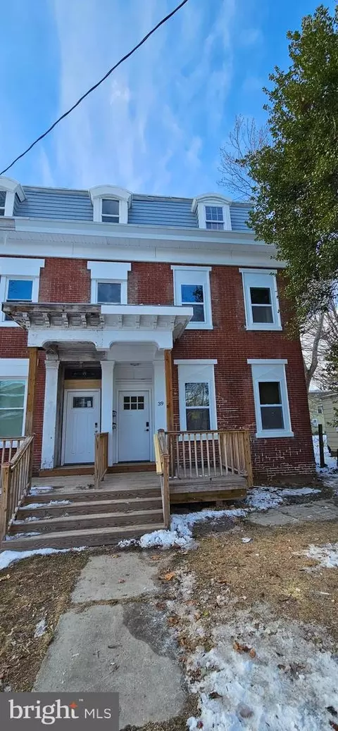 39 Oak St, Salem, NJ 08079