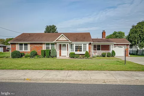 33 Meadow Rd, Pennsville, NJ 08070