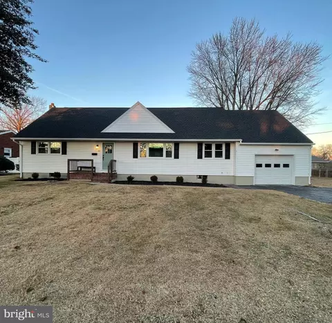 140 Castle Heights Ave, Pennsville, NJ 08070