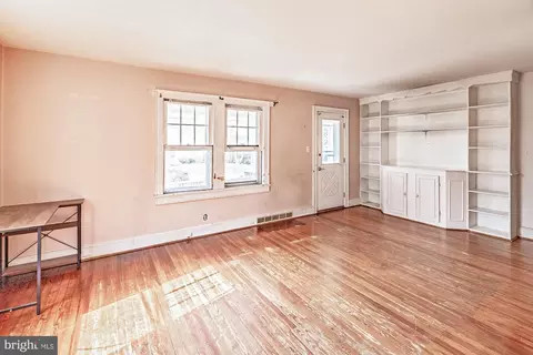Living - 286 Morrison Ave, Salem, NJ 08079 photo 2 of 3