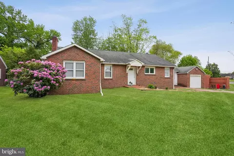 3 Lakeside Ln, Carneys Point, NJ 08069