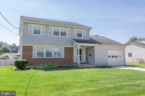 237 Borton Dr, Woodstown, NJ 08098