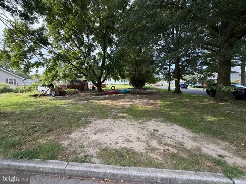52 Miramar Dr, Pennsville, NJ 08070