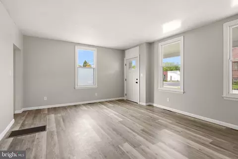 Living - 369 E Broadway, Salem, NJ 08079 photo 2 of 5