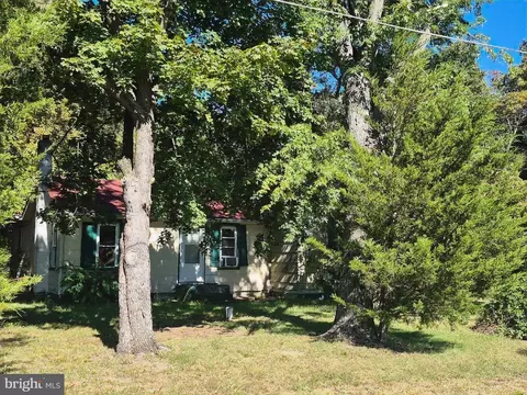 28 Schoolhouse Ln, Elmer, NJ 08318