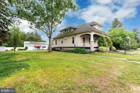 76 Broad St, Elmer, NJ 08318