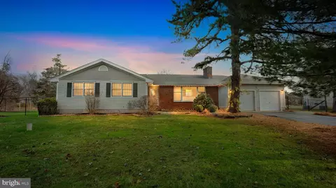 23 Delar Pkwy, Franklin Park, NJ 08823