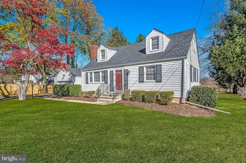 17 Montgomery Ave, Rocky Hill, NJ 08553