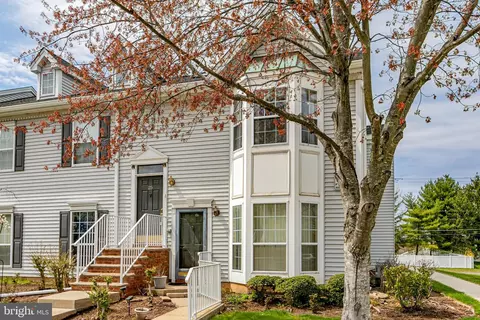 25 Columbus Dr, Franklin Park, NJ 08823