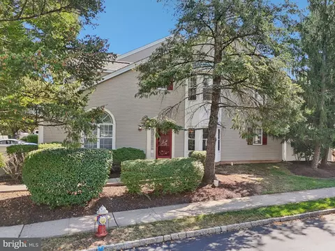 30 Sapphire La, Franklin Park, NJ 08823
