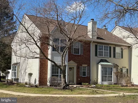 40 Townsend Ct, Franklin Park, NJ 08823