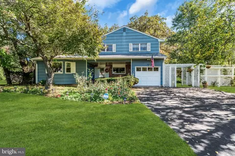 4 Denise Ct, Somerset, NJ 08873