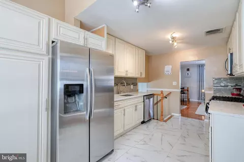 Entry Way - 938 42 Cushing Pl, Plainfield, NJ 07062 photo 5 of 10