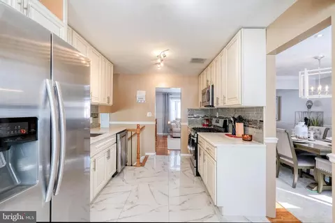 Entry Way - 938 42 Cushing Pl, Plainfield, NJ 07062 photo 4 of 10