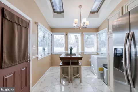 Entry Way - 938 42 Cushing Pl, Plainfield, NJ 07062 photo 6 of 10