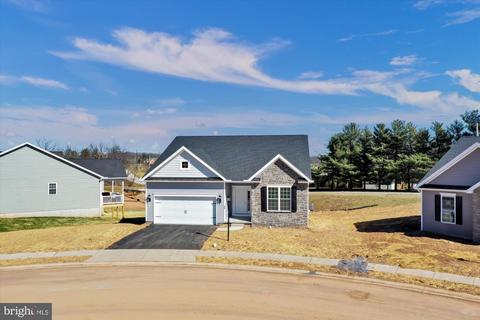 14 Aviary Dr #B11, Gettysburg, PA 17325