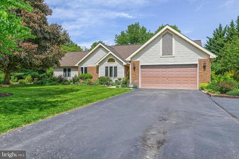 15 Summit Ct, Hanover, PA 17331