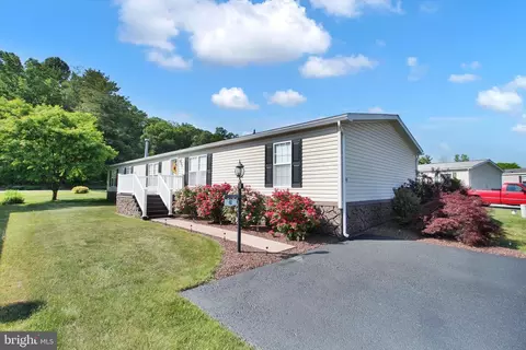 40 Blue Heron Dr, Hanover, PA 17331