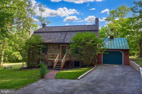 240 High Rock Rd W, Hanover, PA 17331
