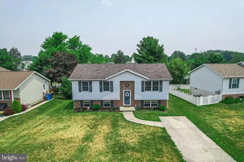 20 Colonial Ct, Littlestown, PA 17340