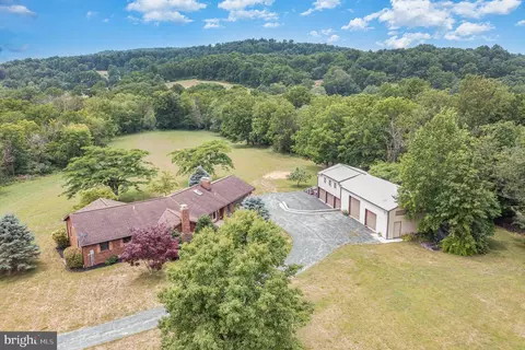 214 Maple Grove Rd, Hanover, PA 17331
