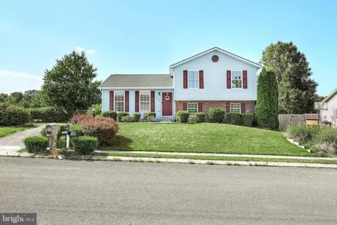 172 Drummer Dr, New Oxford, PA 17350