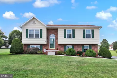 35 Kimberly Ann Ln, New Oxford, PA 17350