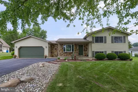 8 Hooker Dr, East Berlin, PA 17316