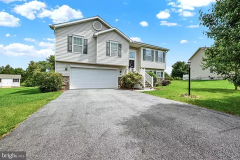 240 W Crest View Ln, Gettysburg, PA 17325