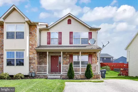 90 Hemlock Dr, Hanover, PA 17331