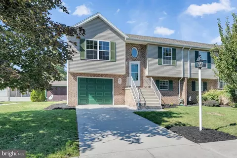 42 Squire Cir, Hanover, PA 17331