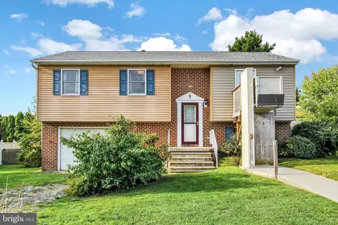 5 Butternut Ln, Hanover, PA 17331
