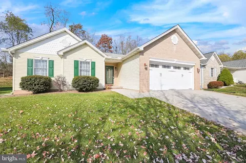 5 Charlestown Ct, Littlestown, PA 17340