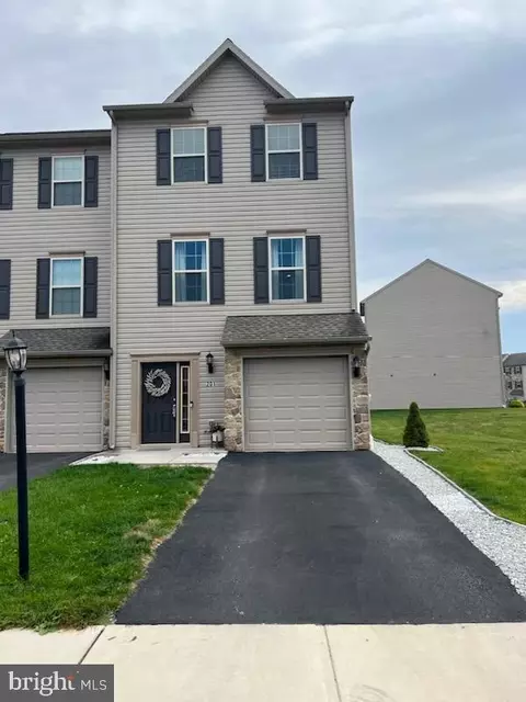 201 Katelyn Dr, New Oxford, PA 17350