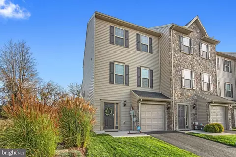 108 Katelyn Dr, New Oxford, PA 17350