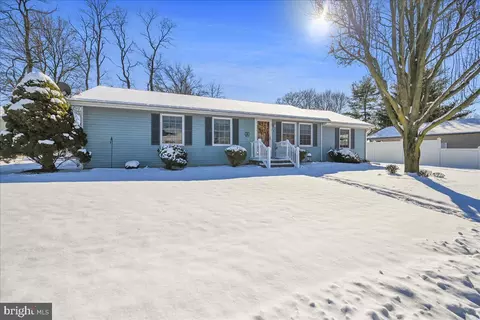 3 E Locust Ln, New Oxford, PA 17350