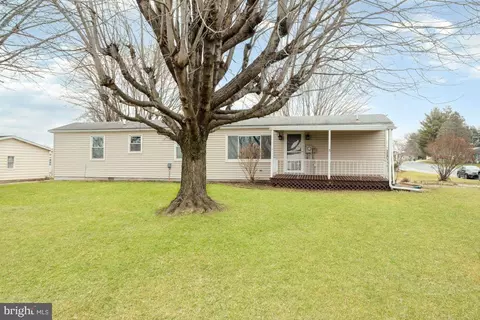 2 Walnut Ln, New Oxford, PA 17350
