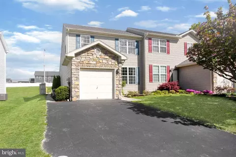 Exterior - 295 Maple Dr, Hanover, PA 17331 photo 5 of 6