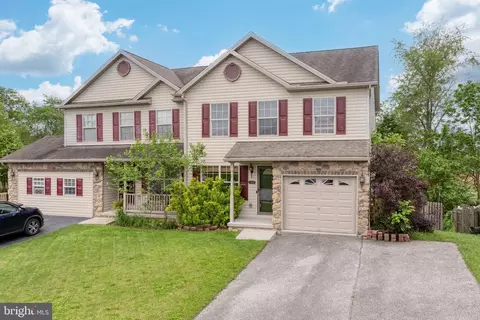 Exterior - 149 Maple Dr, Hanover, PA 17331 photo 2 of 4