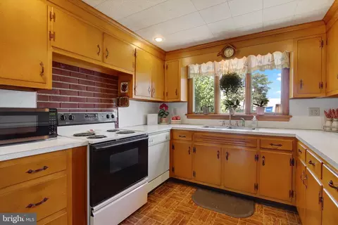 Kitchen - 607 Maple Ave, Hanover, PA 17331 photo 2 of 4
